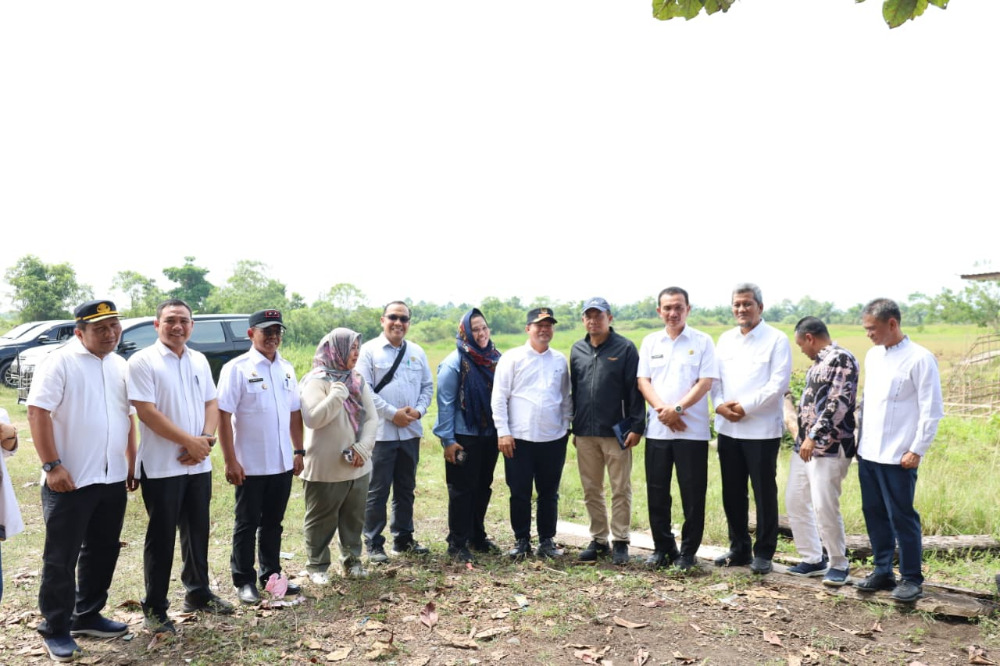 Bupati Ayahwa bersama Sekda Survey Lokasi SMA Unggul Garuda di Desa Meunye Lhoksukon